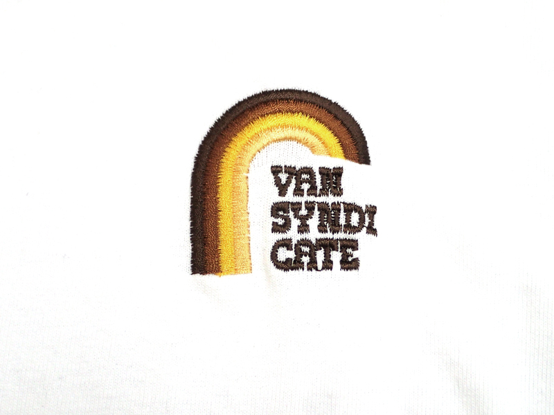 【VAN SYNDICATE】ワンポイント胸刺繡TEE(レインボー)